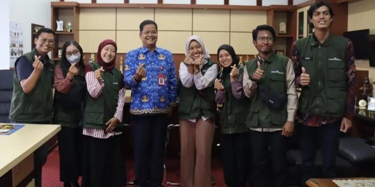 FOTO: PROKOM SERUYAN/MATA KALTENG - Sekda Seruyan, Djainu'ddin Noor (empat dari kiri) saat menerima kunjungan dari PM Indonesia Mengajar di ruang kerjanya, kemarin.
