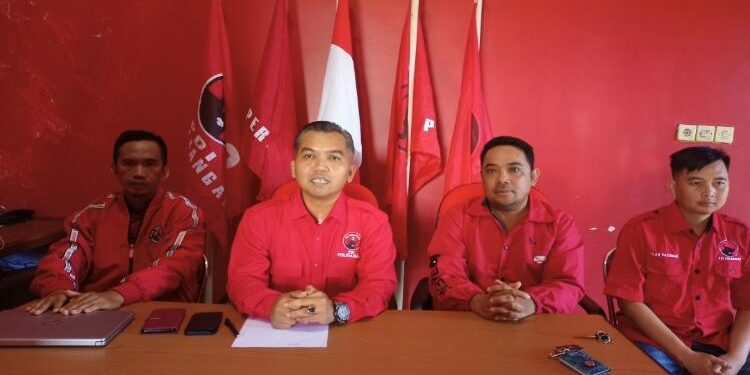 FOTO: ALDI/MATA KALTENG - Wakil Ketua Bidang Pemenangan Pemilu DPC PDI Perjuangan Kabupaten Seruyan, Zuli Eko Prasetyo (dua dari kiri) saat memberikan keterangan di Kantor DPC PDI Perjuangan setempat beberapa waktu lalu.