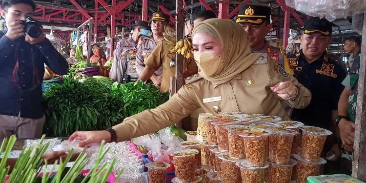 FOTO: ALDI/MATA KALTENG - Wakil Bupati Seruyan, Iswanti saat berbelanja di salah satu pedagang tradisional di Pasar Saik Kuala Pembuang saat sidak menjelang Idul Fitri 1444 Hijriah lalu.
