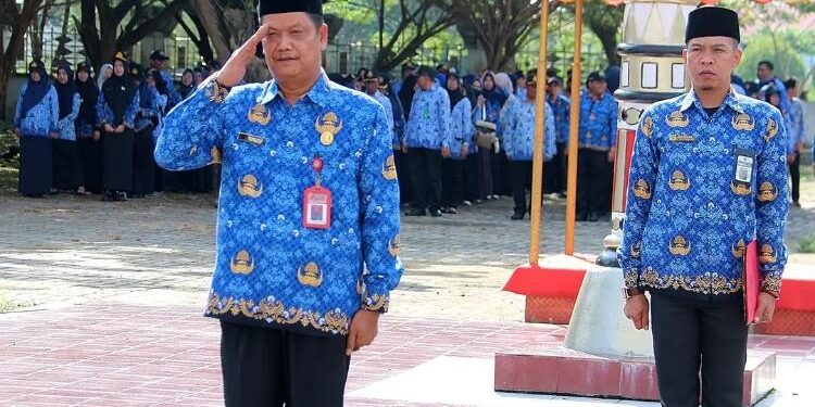 FOTO: PROKOM SERUYAN/MATA KALTENG - Sekda Seruyan, Djainu'ddin Noor (kiri) saat menjadi inspektur upacara dalam peringatan Hari Otda yang ke-27 di Halaman Kantor Bupati Seruyan, Jum'at 28 April 2023.