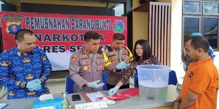 FOTO: ALDI/MATA KALTENG - Kapolres Seruyan, AKBP Ampi Mesias Von Bulow (dua dari kiri) saat memimpin pemusnahan barang bukti sabu di Mapolres Seruyan, Jum'at 28 April 2023.
