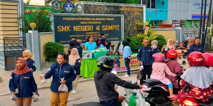 FOTO:SMK 4/MATA KALTENG - Siswa siswi SMKN 4 Sampit saat berbagi takjil gratis.
