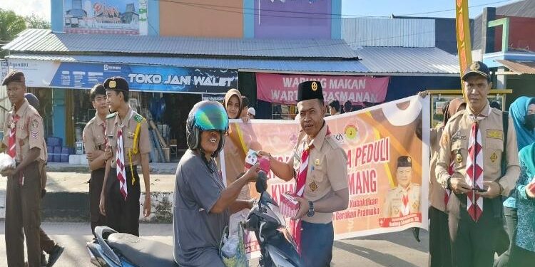 FOTO: SATGAS PRAMUKA/MATA KALTENG - Pembagian takjil gratis oleh Satgas Pramuka Baamang.