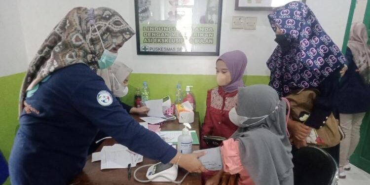 FOTO: DOK/MATA KALTENG - Pelayanan kesehatan di salah satu Puskesmas yang ada di Kota Sampit.