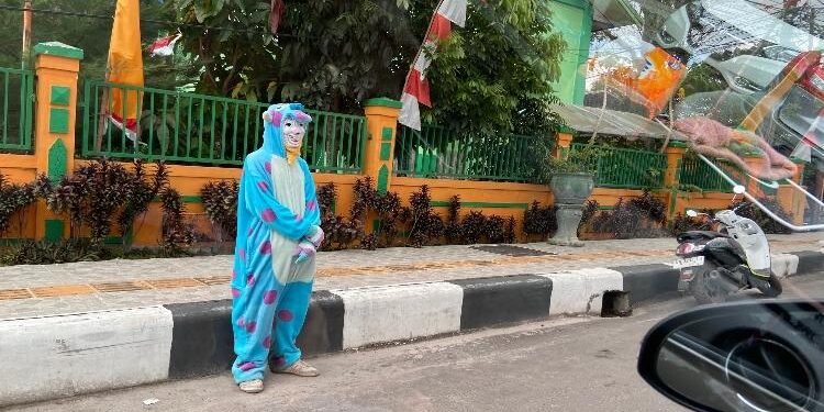FOTO: DIAN TARESA/MATAKALTENG - Pengamen jalanan yang menggunakan kostum di kawasan Kota Sampit.