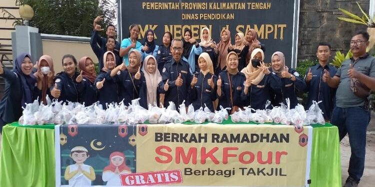 FOTO : DOKUMENTASI MATAKALTENG - Kegiatan berbagi takjil gratis di lingkungan sekolah.