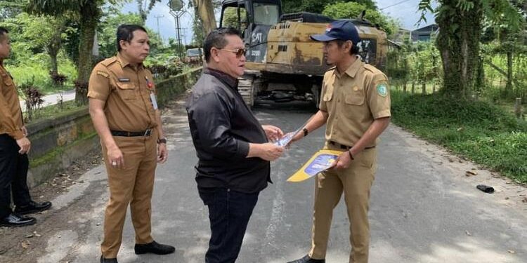 FOTO : DOKUKENTASI/MATA KALTENG - Bupati Kotim Halikinnor, saat memantau perbaikan jalan.