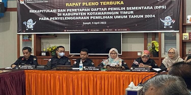 FOTO : DIAN TARESA/MATA KALTENG - Sejumlah Anggota KPU Kotim saat rapat pleno rekapitulasi dan penetapan DPS Kotim.