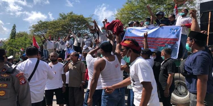 FOTO : Dok/MATA KALTENG - Aksi sejumlah masyarakat di depan gedung DPRD.