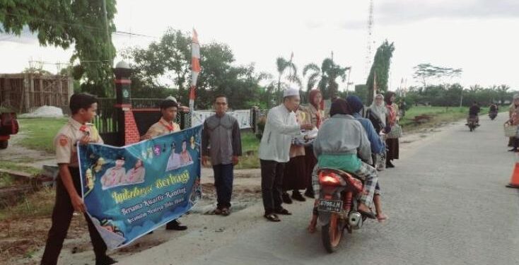 FOTO : IST/MATA KALTENG - Camat MHU saat berbagi takjil gratis.