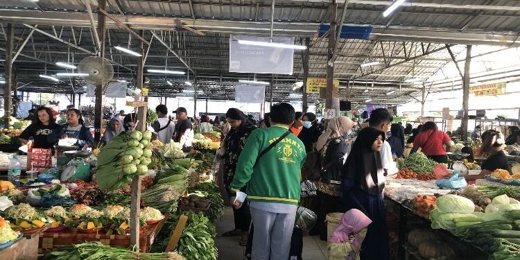FOTO : DIAN TARESA/MATA KALTENG - Suasana pasar di Kota Sampit.