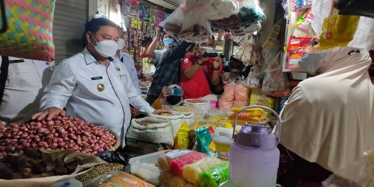 FOTO : Dok/MATA KALTENG - Bupati Kotim saat cek harga pasar.
