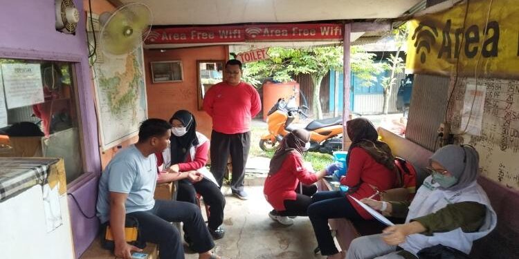 Foto: DINKES/MATA KALTENG - Pemeriksaan kesehatan sopir travel.