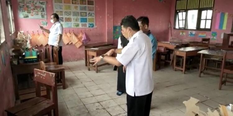 FOTO : Disdik/MATA KALTENG - Disdik Kotim saat mengunjungi SDN 5 Baamang Hilir yang nyaris terbakar.