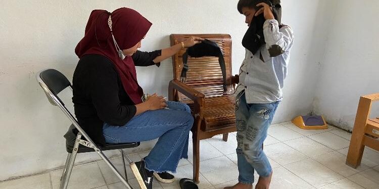 FOTO : DIAN TARESA/MATA KALTENG - Salah satu anak yang tertangkap mengamen di sekitar Taman Kota Sampit.
