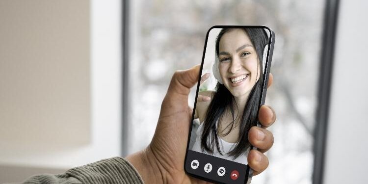 FOTO: FREEPIK/MATAKALTENG - Ilustrasi seseorang melakukan Videocall bersama seorang wanita.