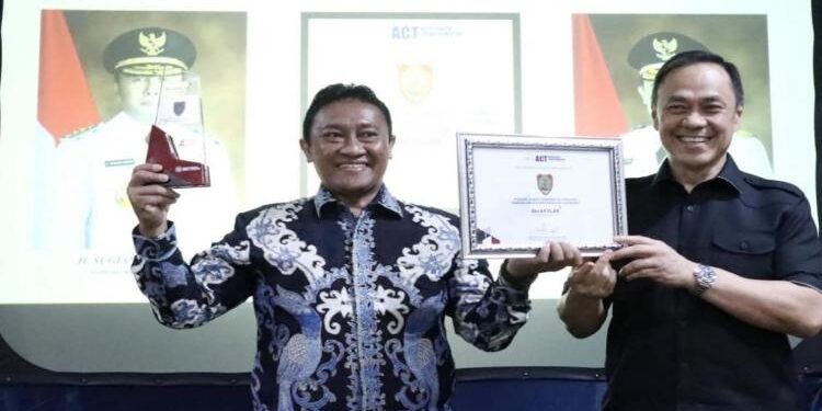 FOTO: OLIVIA/MATAKALTENG - Wagub Edy Pratowo saat menerima penghargaan.
