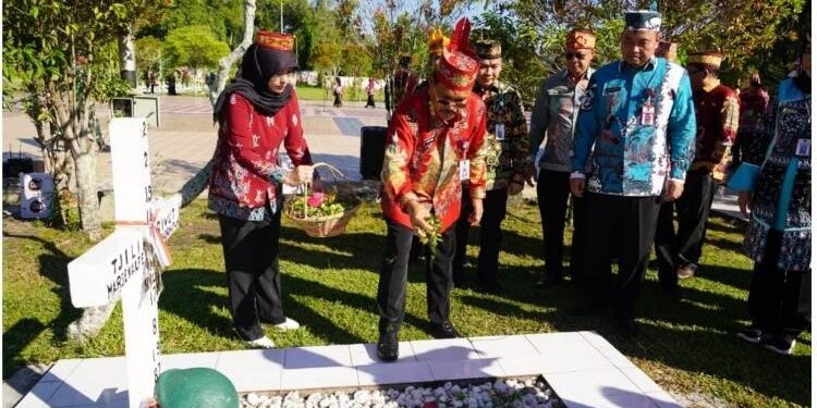 FOTO: VI/MATAKALTENG - Sekretaris Daerah Kalimantan Tengah, Nuryakin, pada saat berziarah dan tabur bunga ke makam Pahlawan Tjilik Riwut.