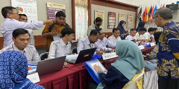 FOTO: DIAN/MATA KALTENG - Bawaslu Kotim (belakang) saat mengawasi proses pengajuan berkas bacaleg di KPU Kotim, Kamis 11 Mei 2023.