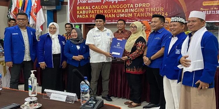 FOTO: DIAN/MATA KALTENG - Kader partai PAN, pada saat pengajuan berkas bacaleg di KPU Kotim, 12 Mei 2023.