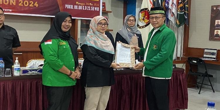 FOTO: DIAN/MATA KALTENG - Pengajuan berkas pencalonan Anggota DPRD Kotim dalam pemilu 2024 dari PPP di KPU Kotim, Minggu 14 Mei 2023.