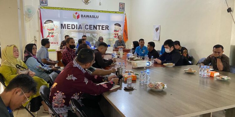 FOTO: DIAN/MATA KALTENG - Sosialisasi pendaftaran Anggota Bawaslu Kotim, di Sekretariat Bawasu Kotim, Sabtu 27 Mei 2023.