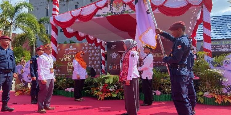 FOTO: DIAN/MATA KALTENG - Penyerahan Kirab Pemilu Tahun 2024 satu tahun menuju hari pemungutan suara oleh KPU Kabupaten Seruyan ke KPU Kptim, di halaman KPU Kotim, Senin 29 Mei 2023.