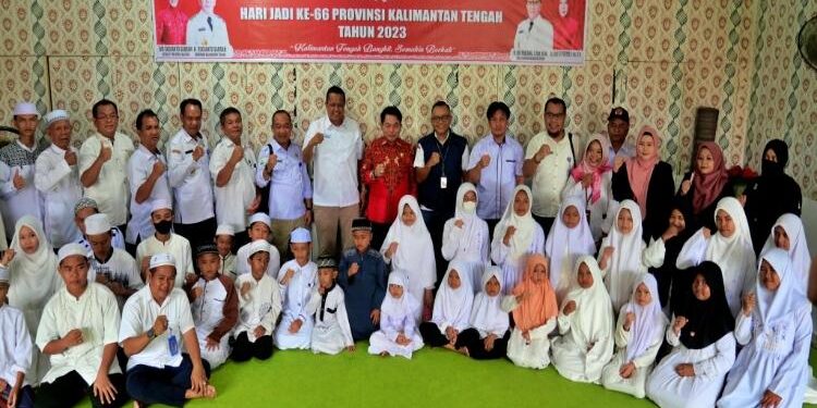 FOTO: VI/MATAKALTENG - Ketua DPRD Kalteng, H. Wiyatno SP (batik merah tengah), pada saat foto bersama usai melakukan anjangsana ke panti asuhan.