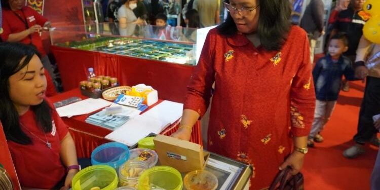 FOTO: VI/MATAKALTENG - Suasana stand Dislutkan Kalteng di Kalteng Expo 2023 saat dikunjungi masyarakat.