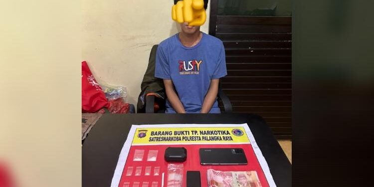 FOTO: HUMAS POLRESTA/MATAKALTENG - Terduga pelaku beserta barang bukti, pada saat diamankan polisi.