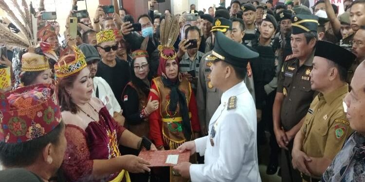 FOTO: VI/MATAKALTENG - penyerahan naskah surat kepada Staf Khusus Menteri Dalam Negeri Bidang Keamanan dan Hukum, Sang Made Mahendra Jaya.
