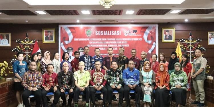 FOTO: VI/MATAKALTENG - Foto bersama usai sosialisasi Surat Edaran Kepala Lembaga Kebijakan Pengadaan Barang/Jasa Nomor 3 Tahun 2023 tentang Afirmasi Belanja Produk Mikro, Usaha Kecil, Koperasi Melalui E-Purchasing.