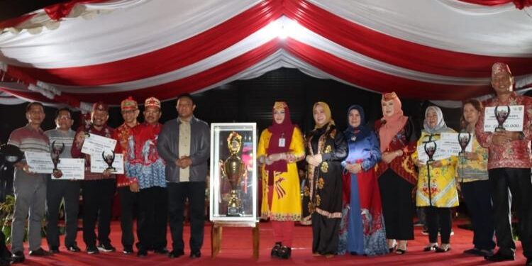 FOTO: VI/MATAKALTENG - Foto bersama usai penyerahan piala untuk juara umum FBIM 2023.