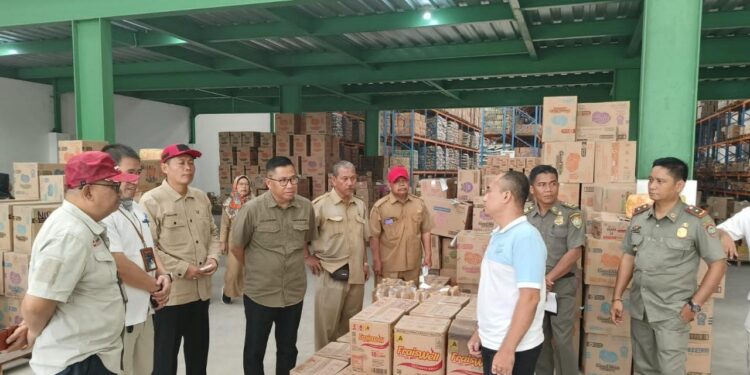 FOTO: VI/MATAKALTENG - Tim TPID Kalteng, pada saat memantau harga pangan.