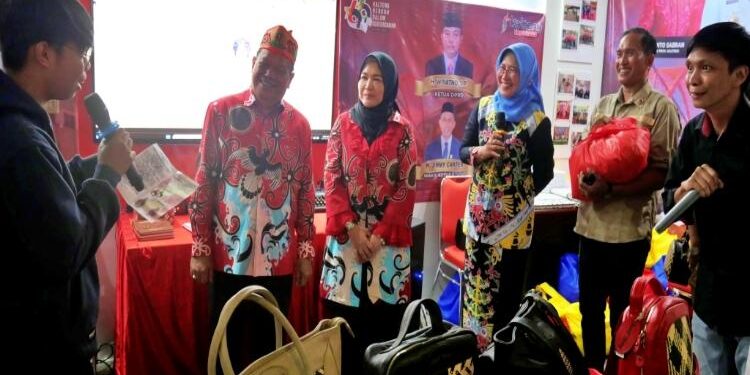 FOTO: VI/MATAKALTENG - Sekretaris DPRD Kalteng H Pajarudinnoor dan jajarannya, saat menghadiri penutupan Kalteng Expo 2023.