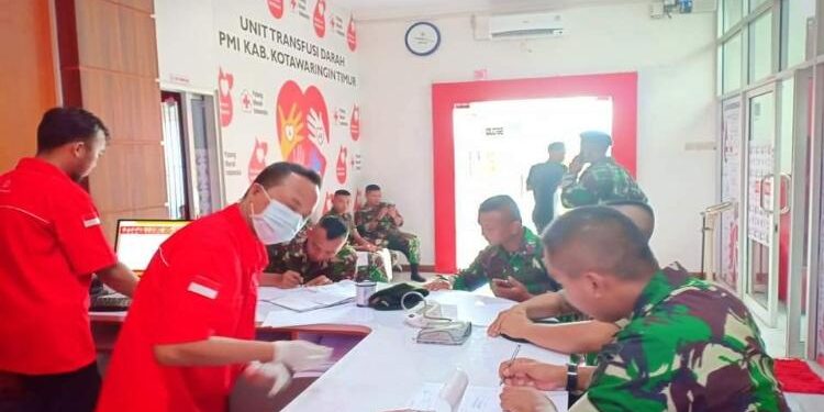 FOTO: IST/MATAKALTENG - PMI Kotim saat melayani anggota TNI mendonorkan darah, beberapa waktu lalu.