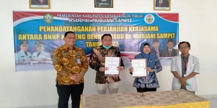 FOTO : IST/MATAKALTENG - RSUD dr Murjani Sampit, bersama BNNP Kalteng menunjukkan keterangan kerjasama usai ditandatangani, Sabtu 13 Mei 2023.
