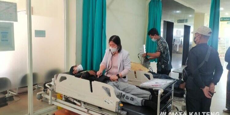 FOTO: DOKUMENTASI MATA KALTENG - Pemeriksaan  pasien keracunan oleh tim medis di UGD RSUD dr Murjani Sampit, Sabtu 1 April 2023.