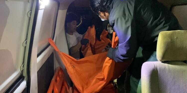 FOTO: RIZAL/MATAKALTENG - Korban pada saat dievakuasi ke ambulans milik Tim ERP.