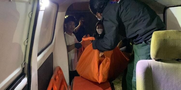 FOTO: RIZAL/MATAKALTENG - Tim ERP pada saat mengevakuasi korban.