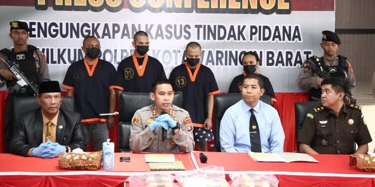 FOTO: HUMAS LAPAS/MATAKALTENG - Kalapas Pangkalan Bun, Doni Handriansyah, pada saat ikut dalam rilis kasus pengungkapan narkotika di Polres Kobar.