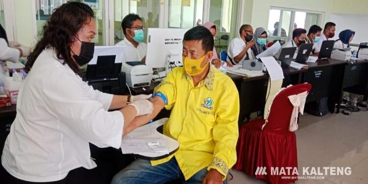 FOTO : DEVIANA/MATAKALTENG - Tim medis RSUD dr Murjani Sampit saat melakukan pemeriksaan salah satu bacaleg dari partai Golkar, Rabu 3 Mei 2023.