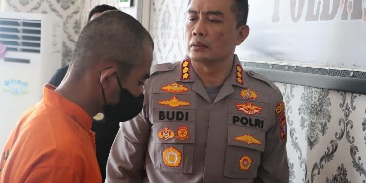 FOTO: RIZAL/MATAKALTENG - Terduga pelaku pada saat diinterogasi oleh Kapolresta Palangka Raya, Kombes Pol Budi Santosa.