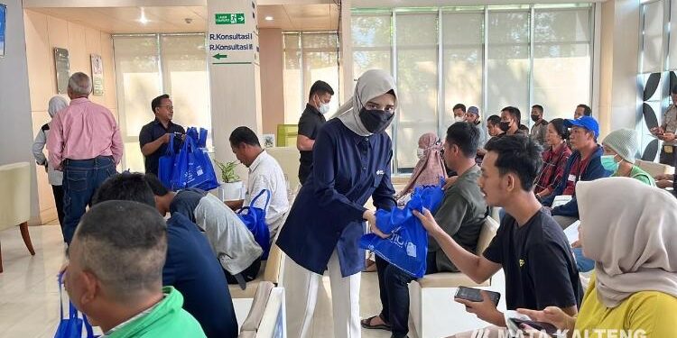 FOTO: BPJS/MATA KALTENG - Pembagian goodibag oleh BPJS Ketenagakerjaan kepada peserta BPJS.