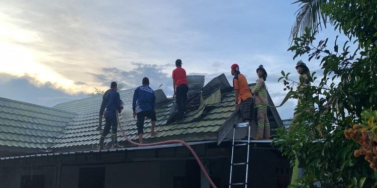 FOTO: RIZAL/MATAKALTENG - Petugas DPKP Kota Palangka Raya, pada saat berjibaku memadamkan api.