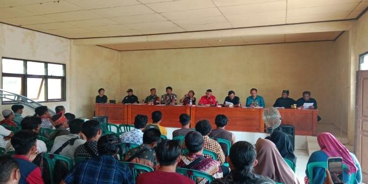 FOTO: IST/MATAKALTENG - Giat yang dilaksanakan Fordayak, foto kanan Jonsi Komandan Batamad, Chris Meyen Sekretaris DAD, Harlindo Damang, Bambang M. Naga Ketua DAD, Bakti Yusuf Irwandi Kepala Humas Fordayak PT. CKS, Abdul Manap Sekretaris Desa Tangga Batu, Daniel Pj. Kepala Desa Teluk Bayur, Theo Drikus Babinsa, Helmi US. Nawai Asisten Sosial Humas Fordayak PT. CKS sebagai Moderator, Kristin Davin Staf Logistik Humas Fordayak sebagai Pembawa Acara, kegiatan di Balai Desa Tangga Batu.