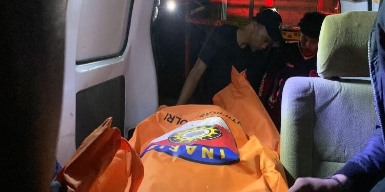 FOTO: RIZAL/MATAKALTENG - Proses evakuasi Jasad korban oleh Tim Emergency Response Palangka Raya ke RSUD dr. Doris Sylvanus Palangka Raya.