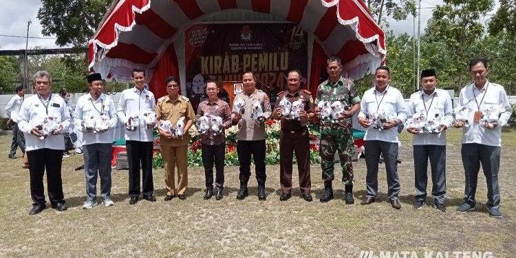 FOTO: AKH/MAKA - Wakil Bupati Sukamara Ahmadi saat menghadiri serah terima kirab bendera partai politik peserta pemilu 2024.