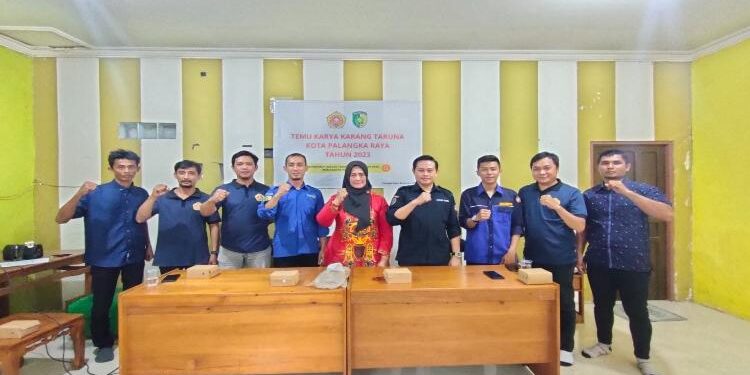 FOTO: ISTIMEWA/MATAKALTENG - Ketua Karang Taruna Kota Palangka Raya, Rahmad Handoko (4 dari kiri).