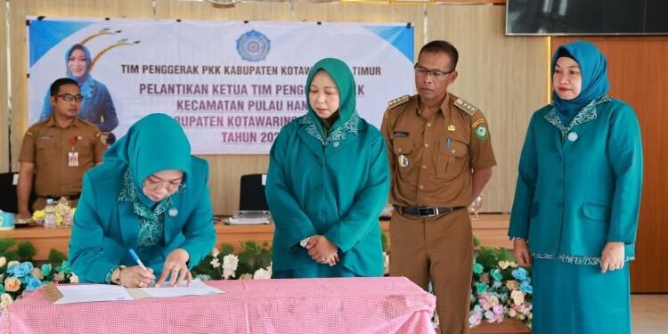 FOTO: ISTIMEWA/MATAKALTENG - Ketua TP-PKK Kabupaten Kotim, Khairiah Halikinnor, saat menandatangani SK Ketua TP-PKK Pulau Hanaut yang baru, Senin 8 Mei 2023.